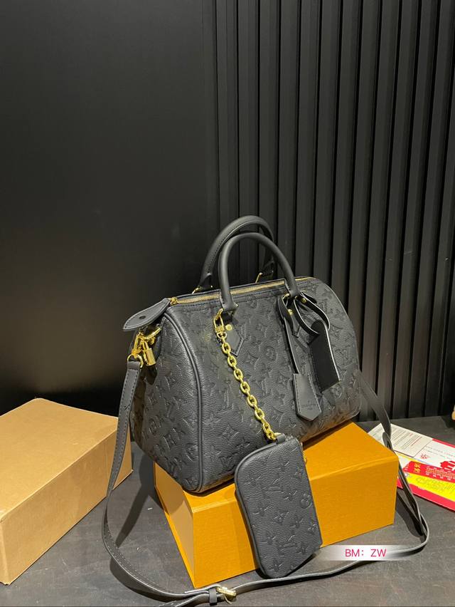 Lv Speedy Soft 30枕头包 无论版型 内里和专柜毫无差别 真正原版复刻 内里可拆卸 火遍全球的爆款机场大包 机车女神包 明星同款 贵气而充满活力的