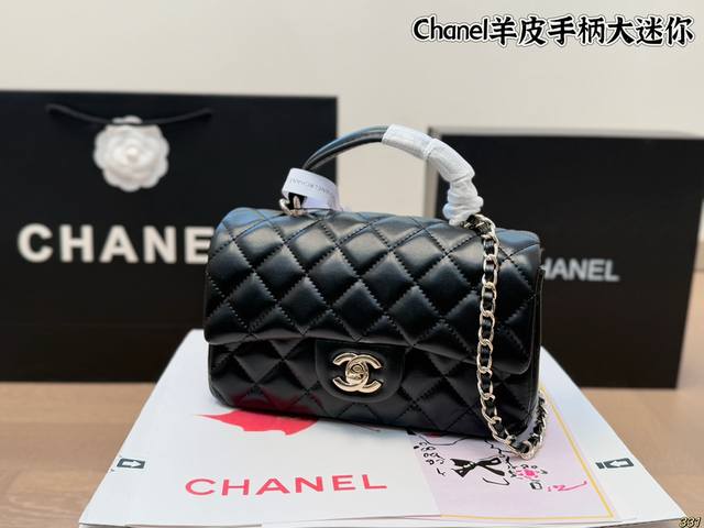 全套礼盒包装 Chanel带手柄mini Cf 羊皮 Chanel 23年新出的款，带手柄的minicf 多了个手柄真的觉得完美，除了斜挎和单肩背，多了个手提背