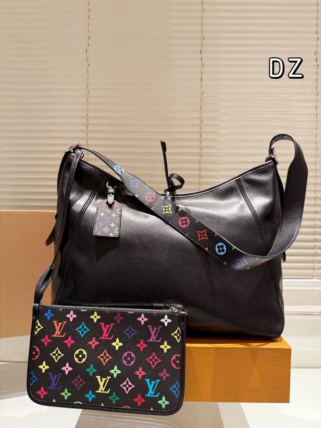 大号 飞机盒折叠礼盒 Carryalldark 中号手袋 本款 Carrvall Dark 中号手袋以柔软羊皮革塑造时尚慵懒 廓形为 2024 春夏秀场造型增添