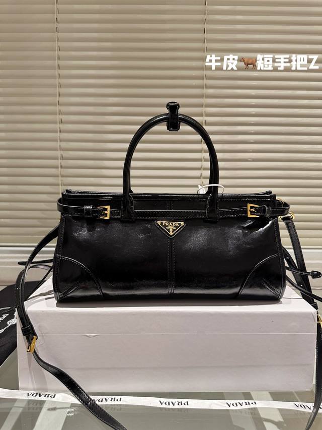 礼盒 Prada 手提包 慵懒随性又好背 上身满满的惊喜 高级慵懒又随性 彻底心动的一只 Size：32Cm