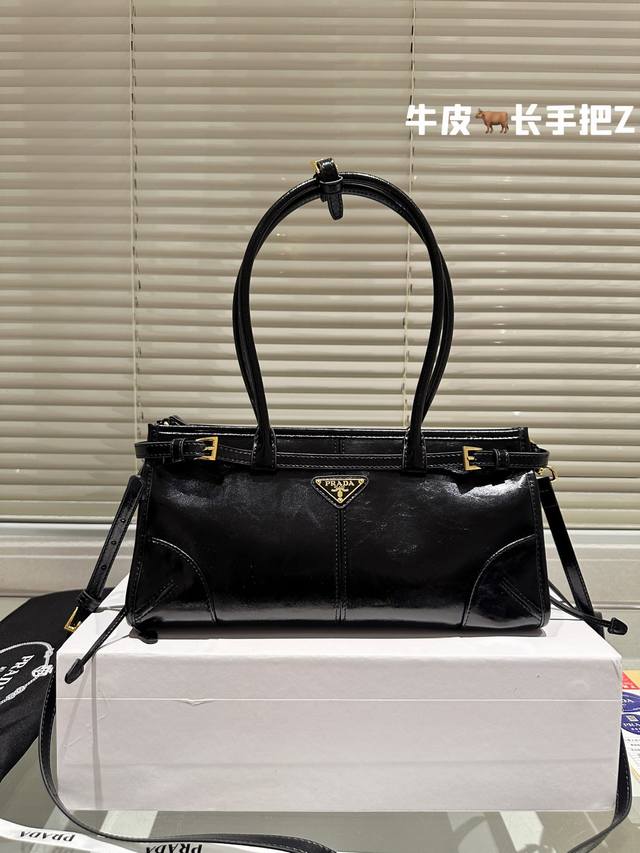 礼盒 Prada 手提包 慵懒随性又好背 上身满满的惊喜 高级慵懒又随性 彻底心动的一只 Size：32Cm