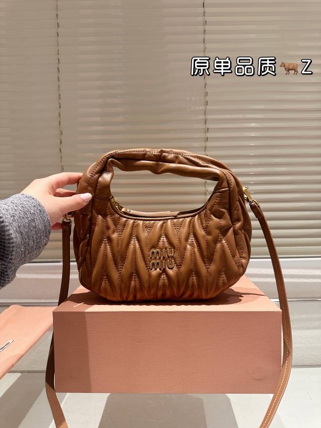 顶级原单 小羊皮 Miumiu 新品wander Hobo 腋下包 ，采用进口小羊皮纹面料，华丽 Matelasse 工艺重释软羊革托特包活力而百搭的都市风 廓