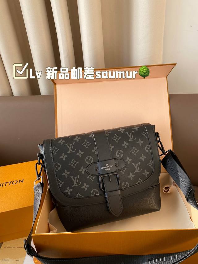 Lv 新品邮差saumur 男包分享 Louisvuitton 单肩包 全新邮差包致敬路易威登于1986年推出的标志性马术风saumur手袋 以monogram