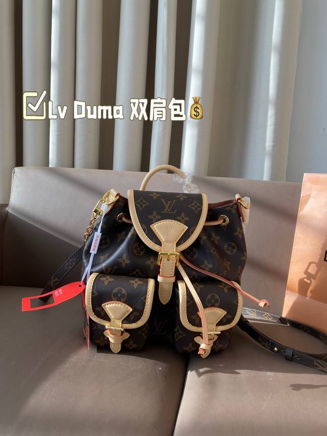 折叠礼盒官网飞机盒”变码芯片 Lv 也有duma 双肩包啦 M46932 这款玲珑且实用的excursion小号背包采用monogram帆布材质，配以皮革饰边。