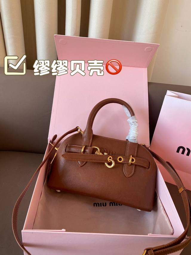 缪缪贝壳 要么说今年miumiu确实“妖”呢 不得不承认miumiu现在的产品越来越受欢迎了，不仅仅女生的适龄段继续年轻化，男生的关注度也越来越高，而且营销的确