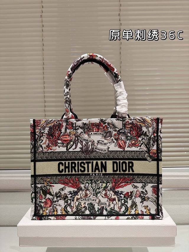 原单刺绣 215 190 Dior 提花 托特包 配内胆 Dior Book Tote今年最喜欢的一款购物袋 Tote我用的次数最多的包，因为容量超级大，不管什