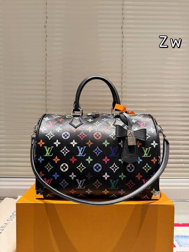 Lv Speedy 30Cm枕头包 无论版型 内里和专柜毫无差别 真正原版复刻 内里可拆卸 火遍全球的爆款机场大包 机车女神包 明星同款 贵气而充满活力的品牌设