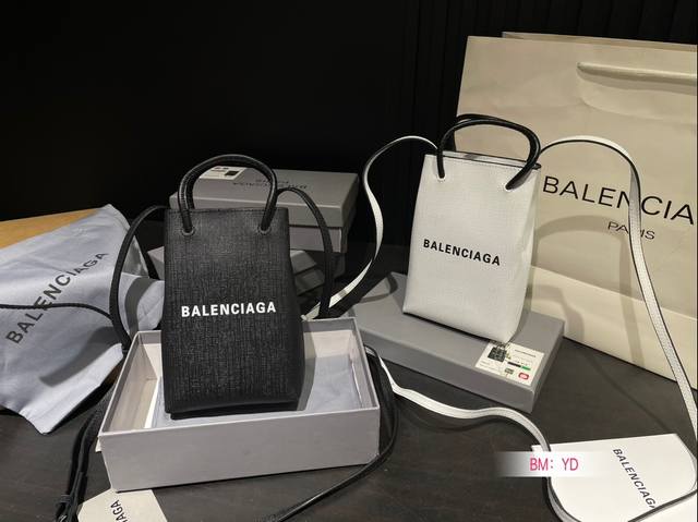 配盒 Balenciaga 巴黎世家 迷你 琴谱包 专柜限量上市 娱乐周刊主推款～ 超正点黑白 原版里布 高端时尚 潮爆全球潮范儿们跟上脚步吧 喜欢的抓紧自留啦