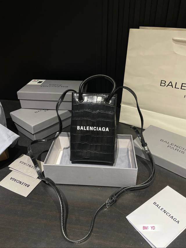 配盒 Balenciaga 巴黎世家 迷你 琴谱包 专柜限量上市 娱乐周刊主推款～ 超正点黑白 原版里布 高端时尚 潮爆全球潮范儿们跟上脚步吧 喜欢的抓紧自留啦