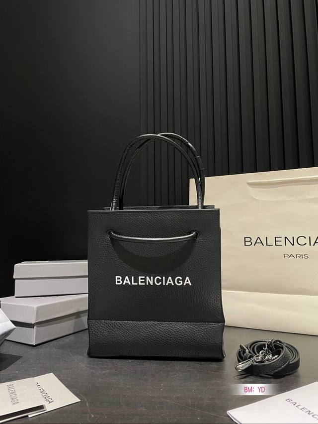 配折叠礼盒 Balenciaga 巴黎世家 托特包 专柜限量上市 娱乐周刊主推款～ 超正点黑白 原版里布 高端时尚 潮爆全球潮范儿们跟上脚步吧 喜欢的抓紧自留啦