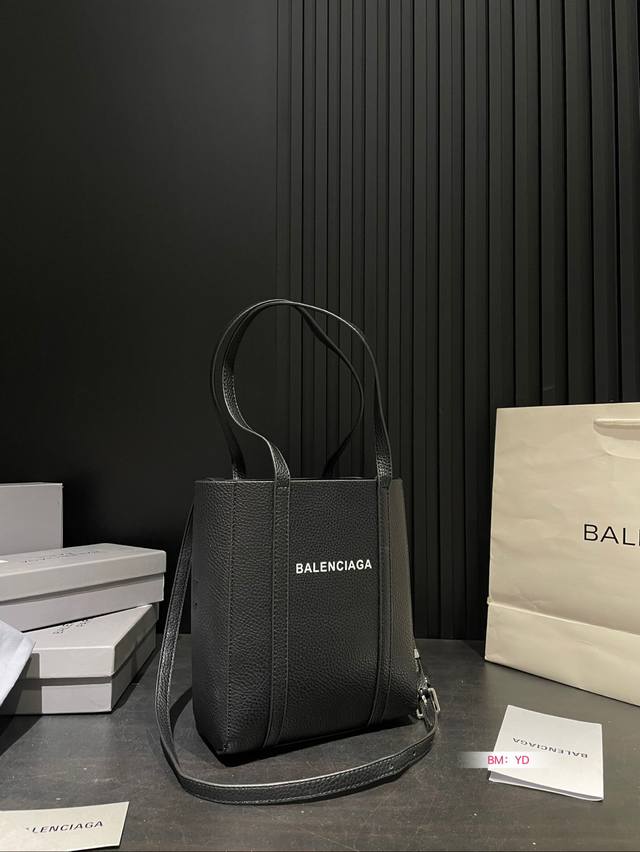 Balenciaga 巴黎世家专柜新品 购物袋独家上市 特别好看 夏天必备 店主自留款太好看啦 超大容量 喜欢的美妞抓紧自留啦 尺寸：19*23