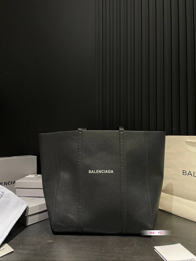 Balenciaga 巴黎世家专柜新品 购物袋独家上市 特别好看 夏天必备 店主自留款太好看啦 超大容量 喜欢的美妞抓紧自留啦 尺寸：31*33