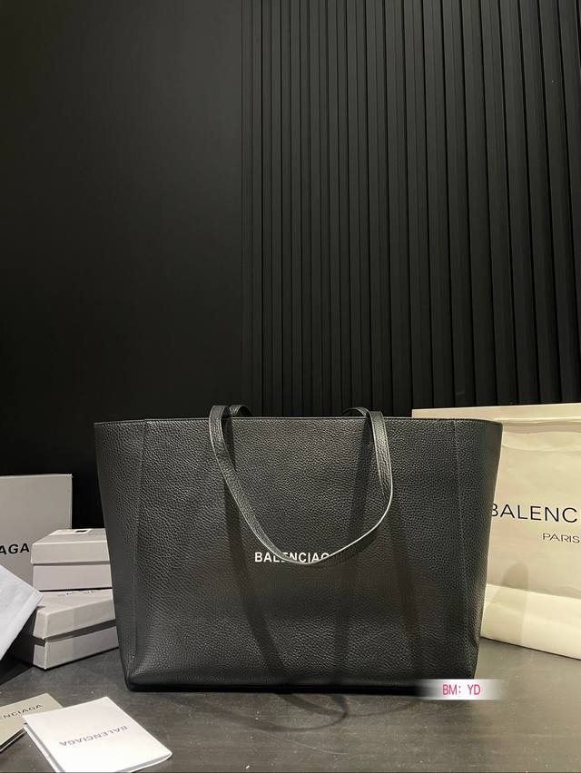 Balenciaga 巴黎世家专柜新品 购物袋独家上市 特别好看 夏天必备 店主自留款太好看啦 超大容量 喜欢的美妞抓紧自留啦 尺寸：36*29