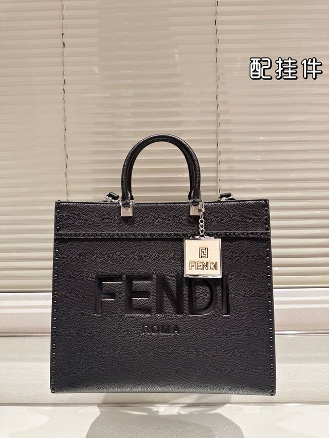 配挂件 无盒 Size:35×29 Fendi 芬迪 托特包 质感很高级 容量超级大也很耐用 日常出街背它回头率百分百 就是这种随性慵懒感