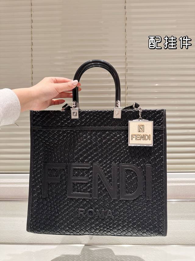 配挂件 无盒 Size:35×29 Fendi 芬迪 托特包 质感很高级 容量超级大也很耐用 日常出街背它回头率百分百 就是这种随性慵懒感