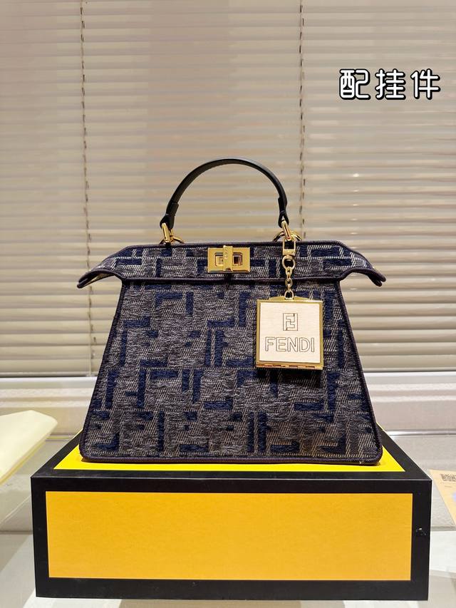 Fendi 小怪兽 芬迪 88 周年之年 Fendi手袋，质感光滑，明线剪裁修饰。两个隔层均以经典peekaboo转锁开合。硬隔板并设有一个拉链口袋。单手柄，镀