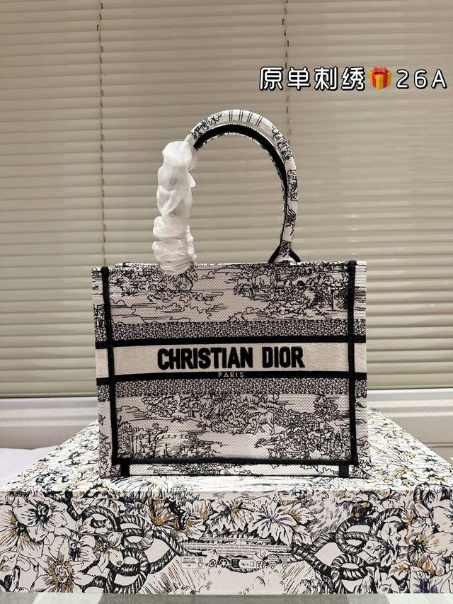 原单刺绣 225 200 Dior 提花 托特包 原单品质 Dior Book Tote今年最喜欢的一款购物袋 Tote我用的次数最多的包，因为容量超级大，不管