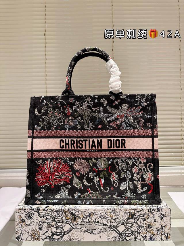 原单刺绣 225 200 Dior 提花 托特包 原单品质 Dior Book Tote今年最喜欢的一款购物袋 Tote我用的次数最多的包，因为容量超级大，不管