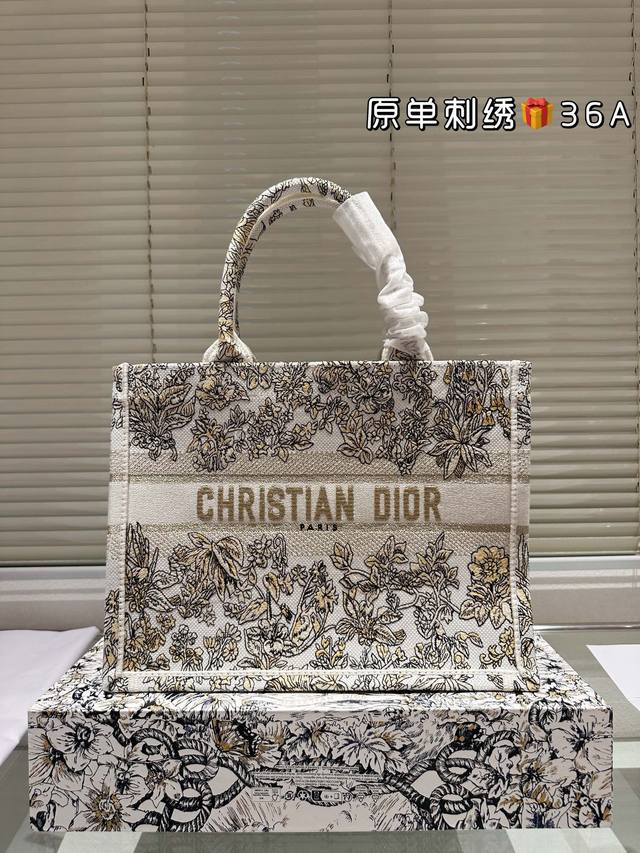 原单刺绣 225 200 Dior 提花 托特包 原单品质 Dior Book Tote今年最喜欢的一款购物袋 Tote我用的次数最多的包，因为容量超级大，不管