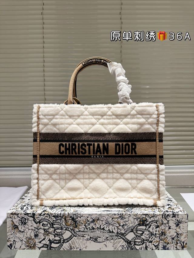 原单刺绣 225 200 Dior 提花 托特包 原单品质 Dior Book Tote今年最喜欢的一款购物袋 Tote我用的次数最多的包，因为容量超级大，不管