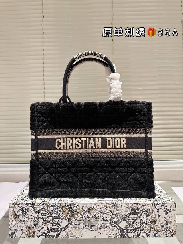 原单刺绣 225 200 Dior 提花 托特包 原单品质 Dior Book Tote今年最喜欢的一款购物袋 Tote我用的次数最多的包，因为容量超级大，不管