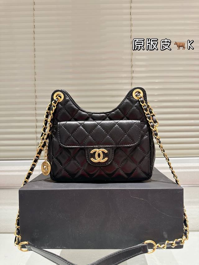 头层皮 Hobo 界炸弹 司 Chanel Chanel23B精灵金币hobo 搭配hobo 包型的复古慵懒 成熟中带点妩媚 高级感拉满 丝绒面料精致贵气 秋冬