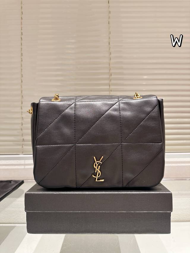 配盒 Size：27.23Cm Ysl Jamie 购物袋 高级感满满 整体造型是很puffv的感觉 可以斜挎，腋下， 以及双肩流浪包背法 真的特别实用 还是r