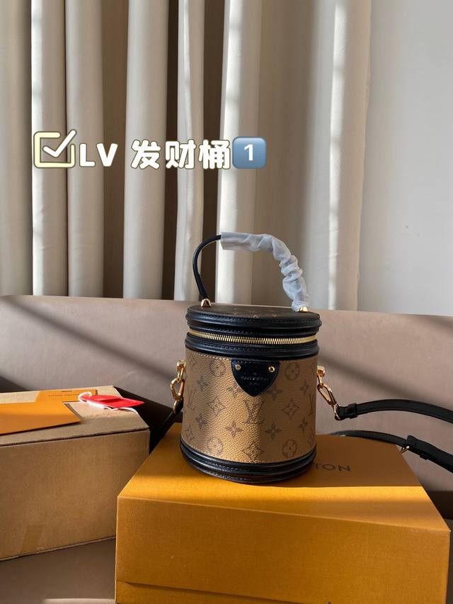 配飞机盒折叠盒子 Lv 发财桶 原版五金logo 内设专柜logo 备受拥戴拥有超久历史 华丽感爆棚 入门级轻熟款 秀气精致很提气质 质量对比原版复刻 皮绒内里