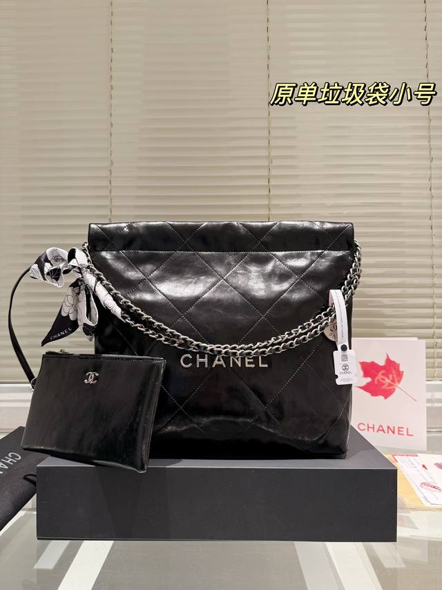 配礼盒 Chanel 22Bag垃圾袋 最贵的 “垃圾袋”。 不是第一眼美女但拿到手立马真香现场 上身时髦感upup 俺建议直接冲中号啊 皮质是小牛皮手感很软~