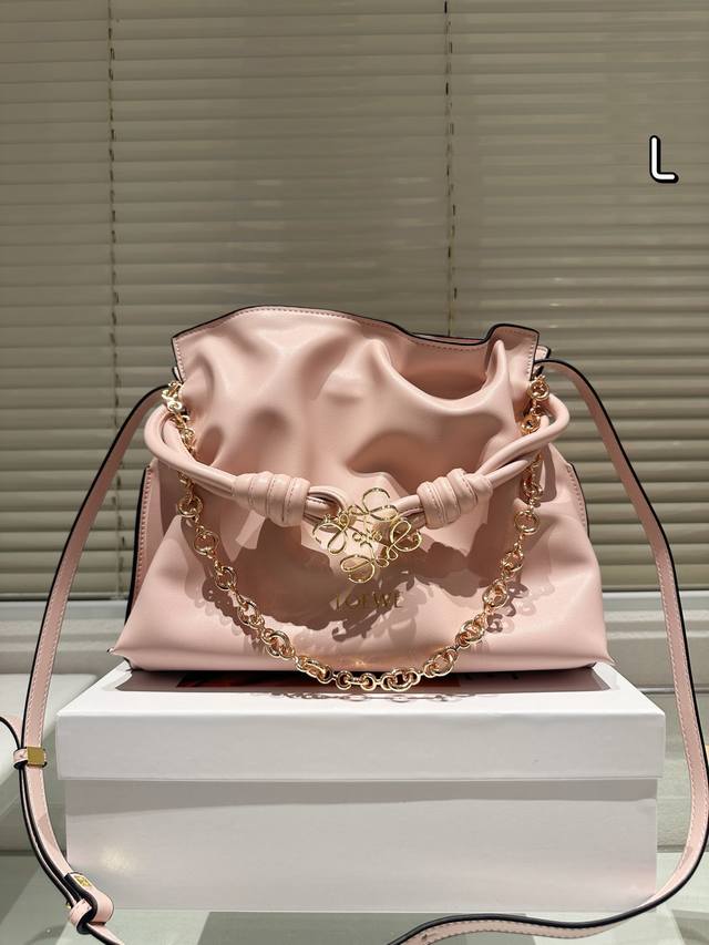 配礼盒 Loewe Purse 福袋 Loewe 迷你柔软纳帕羊皮革 Flamenco Purse 福袋 采用褶皱设计，侧面搭配标志性绳结等关键细节。款式 时尚