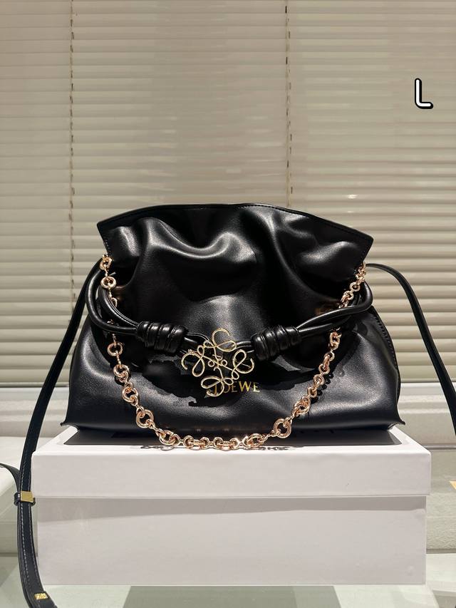 配礼盒 Loewe Purse 福袋 Loewe 迷你柔软纳帕羊皮革 Flamenco Purse 福袋 采用褶皱设计，侧面搭配标志性绳结等关键细节。款式 时尚