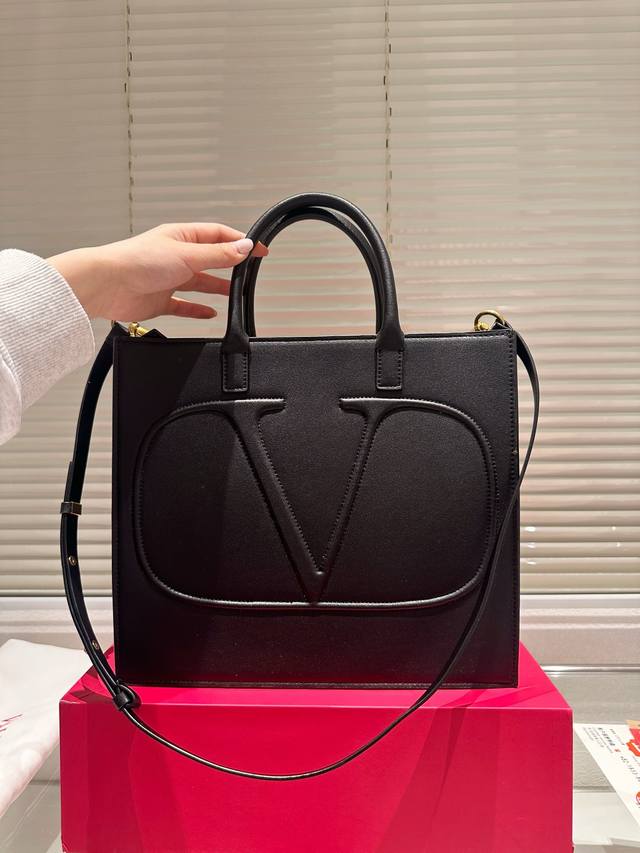 配礼盒 华伦天奴valentino女士 托特包 Valentino Letter Bag 来自valentino 的信袋。新赛季刚刚到来。 尺寸 31.27