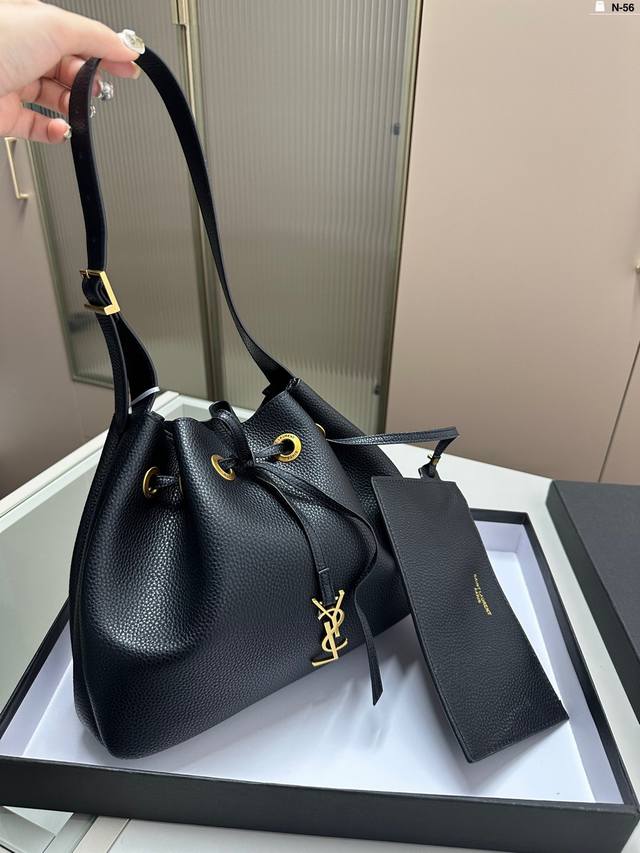 圣罗兰 Ysl Bea抽口水桶包 质感很高级 容量超级大也很耐用 日常出街背它回头率百分百 就是这种随性慵懒感 N-56尺寸：30×22配盒