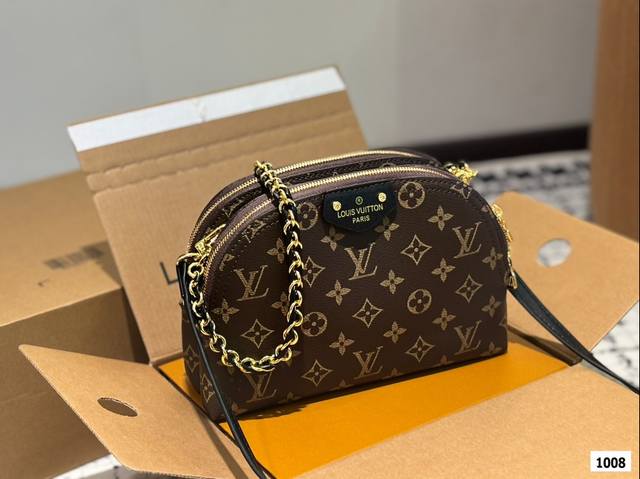 礼盒 Lv双层贝壳包 Lv 路易威登 贝壳包 新品系列最新teddy系列 搭配起来超级美腻 超级推荐 走秀款同步 上身效果好 原版五金带logo 超级洋气 奢华