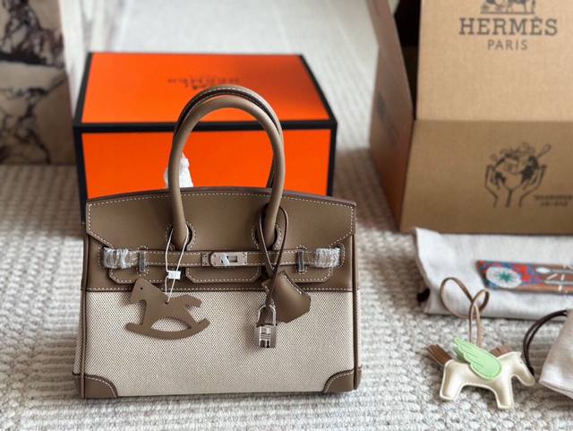 配全套包装 Size：25Cm 背铂金包的季节来啦 Bk25 原版品质 爱马仕 Birkin 25 帆布帆布拼皮真的太可了，可咸可甜 超难买的绝美帆布 Birk