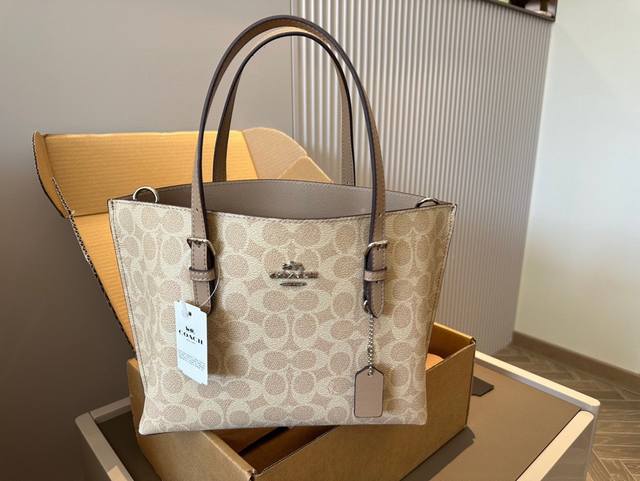 配盒 Size：25*22Cm C家 新款神仙小托特 Mollie Tote25 真的超喜欢这个设计 尺寸小巧 又有隔层 手拎 斜挎的购物袋 预测必须火 搜索：