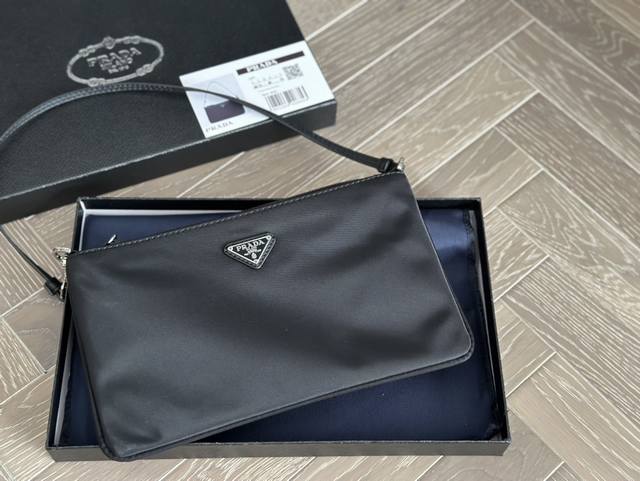 配盒 Size：26*15Cm Prada 中古腋下包 皮质肩带更复古硬挺一些 多了一份随意和简单， 完全的时尚百搭！