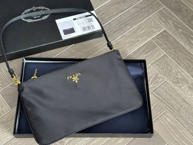 配盒 Size：26*15Cm Prada 中古腋下包 皮质肩带更复古硬挺一些 多了一份随意和简单， 完全的时尚百搭！