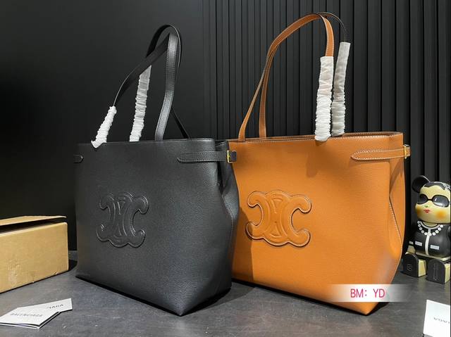 Celine 赛琳新品托特包， 延续凯旋门 复古斜挎 ， 耐看新款一点都不老套。 尺寸：34*30