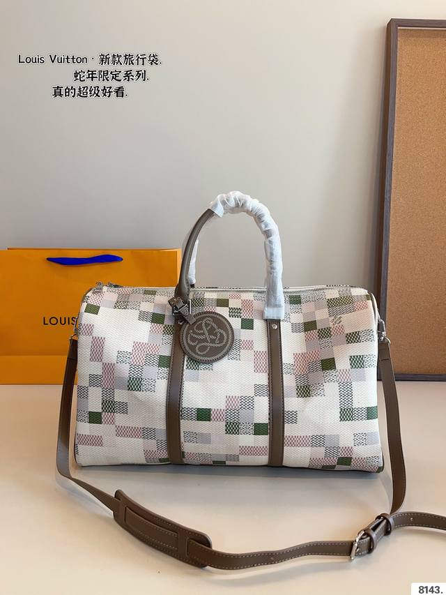 Lv 旅行包 超酷中lv Keepall联名款旅行袋 Lvkeepall 出差旅行最常用的一只包 这是超酷的一只包 可以做健身包，也可做旅行袋 容量超级感人非常