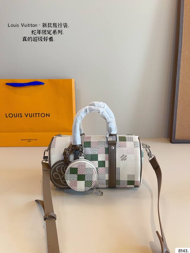 Lv Keepall 枕头包 暗纹logo超级耐看 全皮质感气质拉满 大气，休闲百搭，也是我入手主要原因，搭配小羊皮软嫩软嫩的材质，总之是可以驾驭通勤、休闲各种