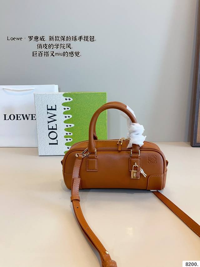 配礼盒 Loewe 罗意威 新款 Amazona 保龄球手提单肩斜挎包 出货流行趋势一直在变 在时尚圈永占席位 创新手机包重新演绎 廊形流畅 底部饰有超大的an