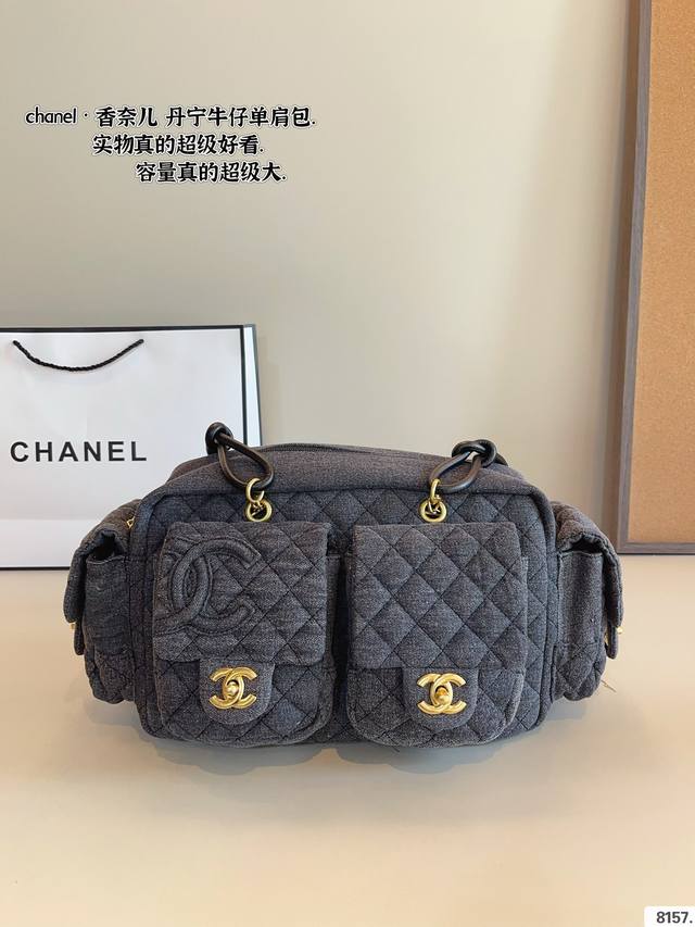 香奈儿 康鹏牛仔机车包 Chanel 灰色牛仔多口袋菱格纹双肩 出行必备，多口袋实用性超强，牛仔耐磨耐造。上身造型感极强，百搭实用又好看，简直找不到什 么缺点的