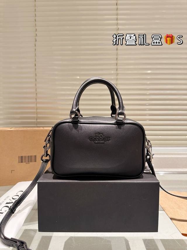 顶级原单 纯牛皮 Coach1六月新品1简约白色 Satchel小方包~ 精致可爱的小方包来啦！ Coach蔻驰六月新品 Satchel系列手拎凹造型，斜挎更