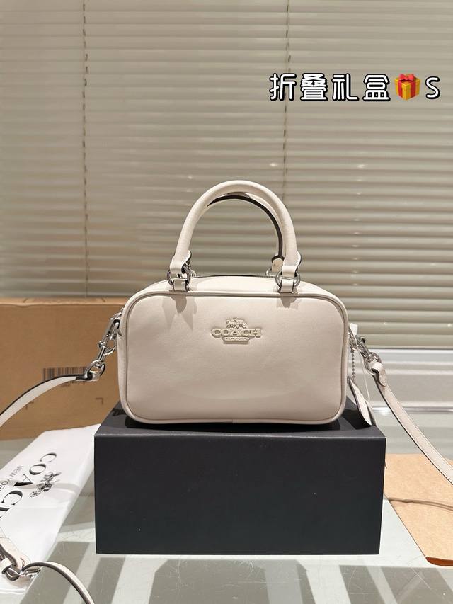 顶级原单 纯牛皮 Coach1六月新品1简约白色 Satchel小方包~ 精致可爱的小方包来啦！ Coach蔻驰六月新品 Satchel系列手拎凹造型，斜挎更