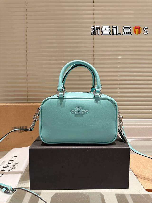 顶级原单 纯牛皮 Coach1六月新品1简约白色 Satchel小方包~ 精致可爱的小方包来啦！ Coach蔻驰六月新品 Satchel系列手拎凹造型，斜挎更