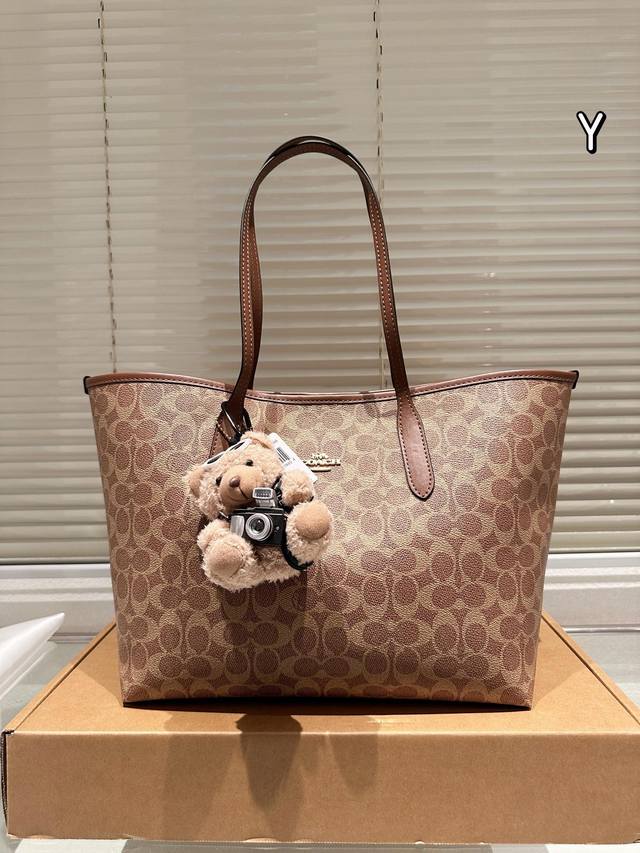 配挂件 配盒 Size：35*27Cm Coach 经典city托特包 经典logo购物袋tote包 大爆款 分分钟断货！ 正反两面都好看！ 毫无违和感！