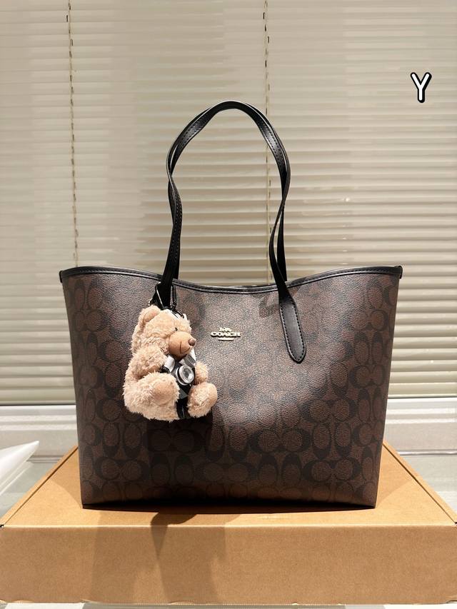 配挂件 配盒 Size：35*27Cm Coach 经典city托特包 经典logo购物袋tote包 大爆款 分分钟断货！ 正反两面都好看！ 毫无违和感！