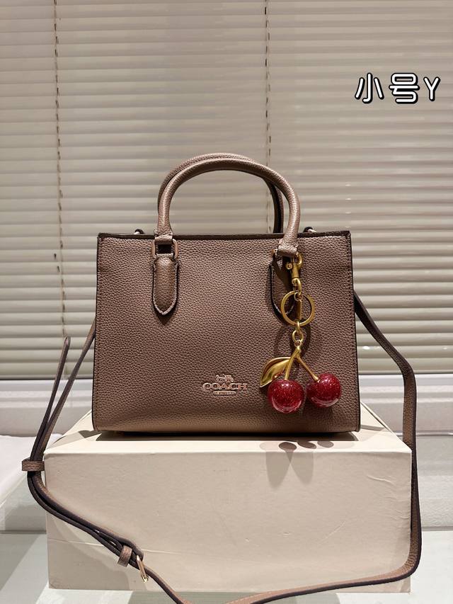 配挂件 蔻驰新款 Miggie Small Tote Coach 12.1系列的功能性手袋心 整个材质比较硬挺，不容易塌 经典老花的材质也比较耐造 配色四款也挺