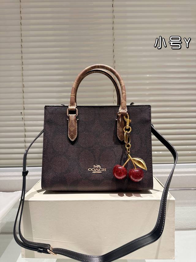 配挂件 蔻驰新款 Miggie Small Tote Coach 12.1系列的功能性手袋心 整个材质比较硬挺，不容易塌 经典老花的材质也比较耐造 配色四款也挺